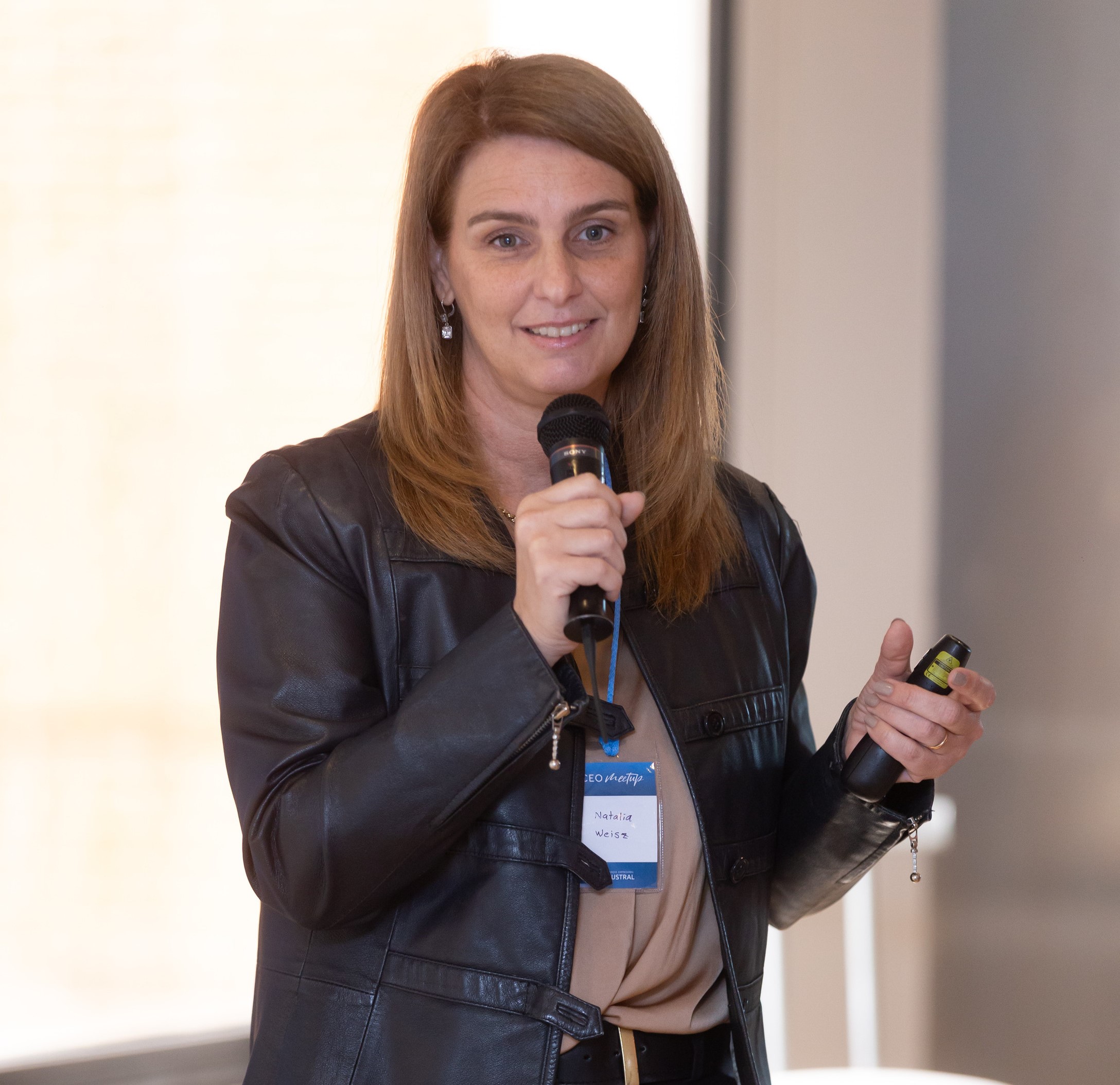 Natalia Weisz durante su disertación el CEO Meetup de Parque Empresarial Austral